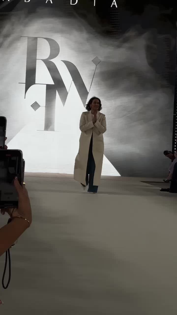 المصممة شهد الشهيل في عرض العلامة Abadia ضمن أسبوع الأزياء في الرياض بحضور ابنها