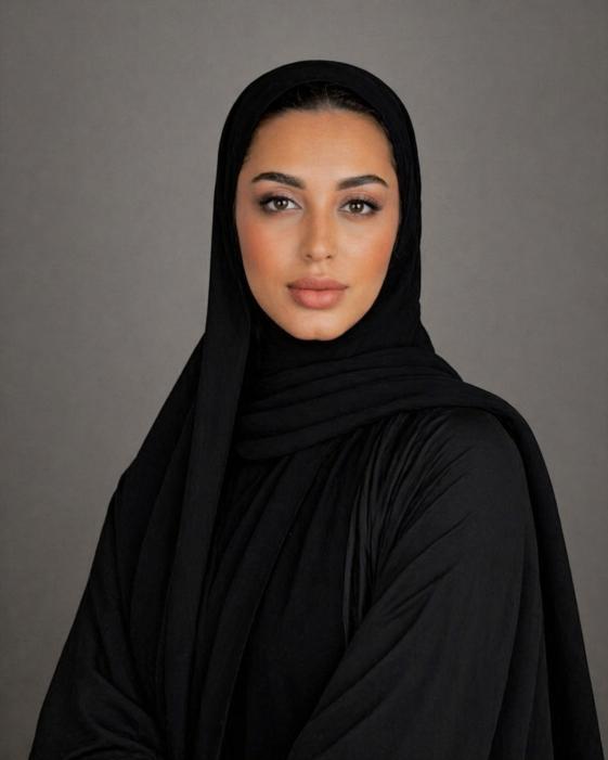 المصممة نوف الملا للعلامة LIN