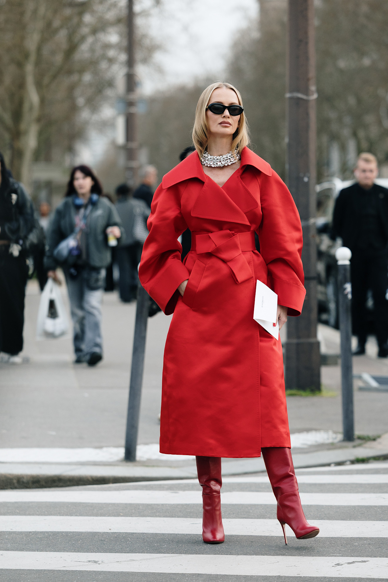 المعطف الأحمر الأيقوني يقود إطلالة أحادية اللون مليئة بالثقة