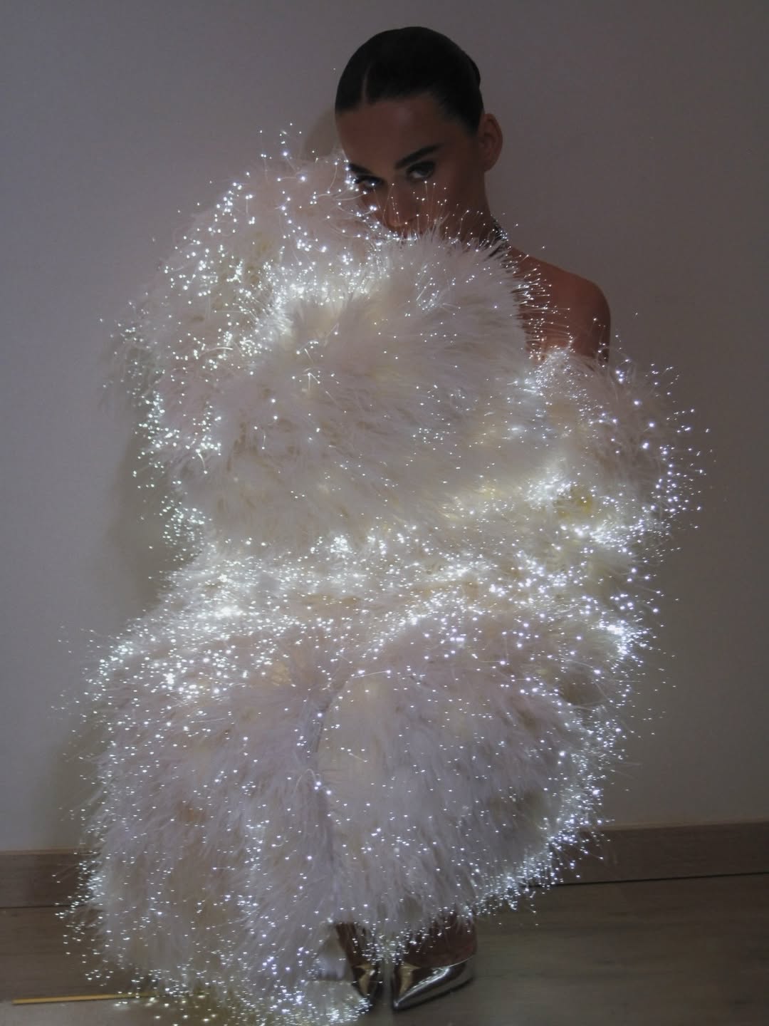 المعطف عانق كاتي بيري بقصة منتفخة يكسوها الريش المتطاير