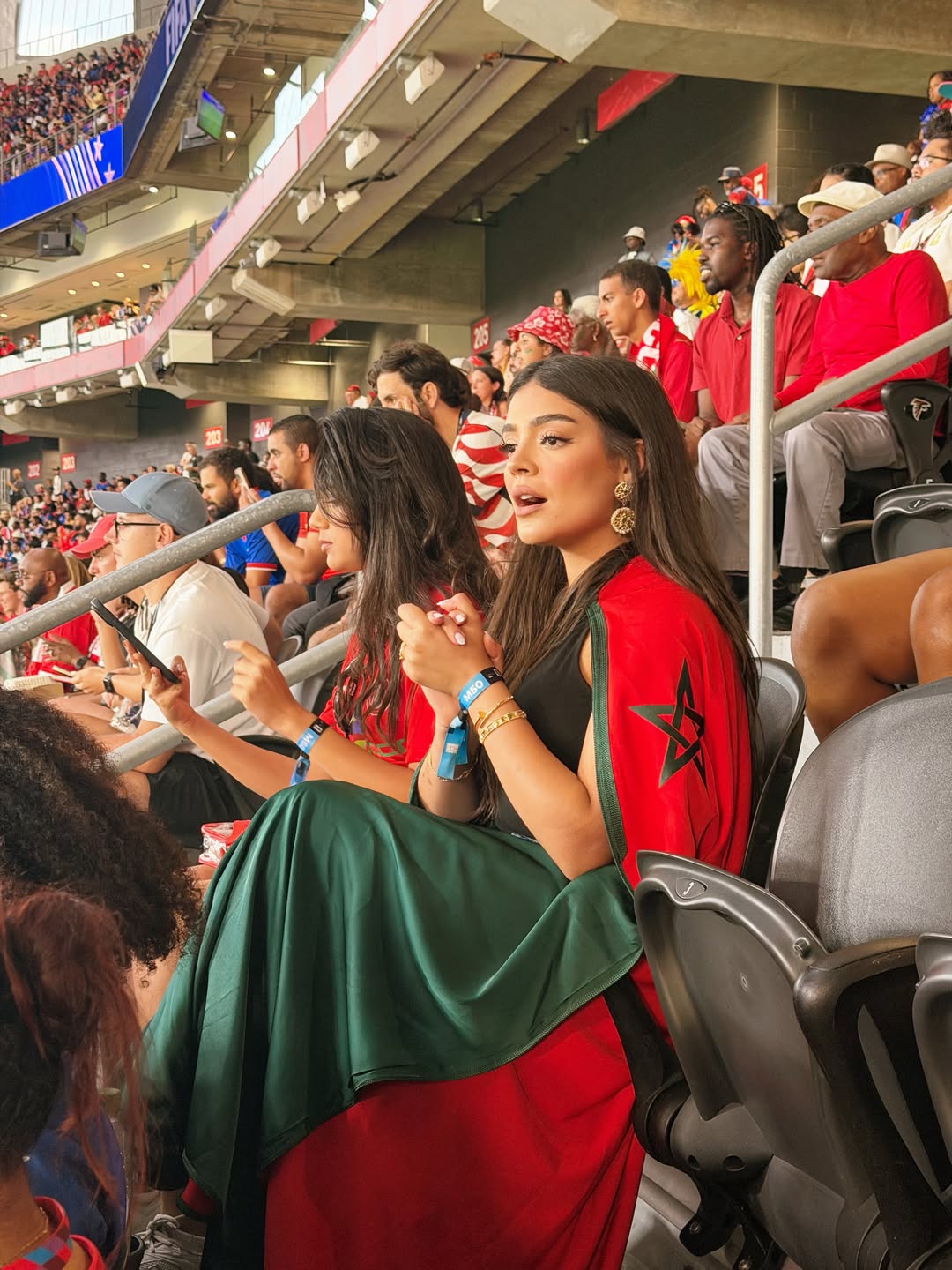 المغنية المغربية سلوى أنلوف تدعم المنتخب المغربي