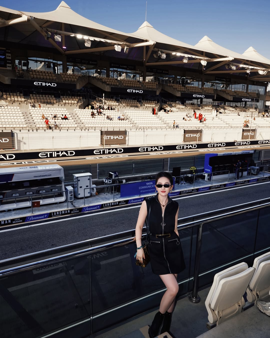 المغنية ليو يي فاي بالفستان الأسود القصير مصمم بدون أكمام بياقة مع لمسة الجيوب الجانبية