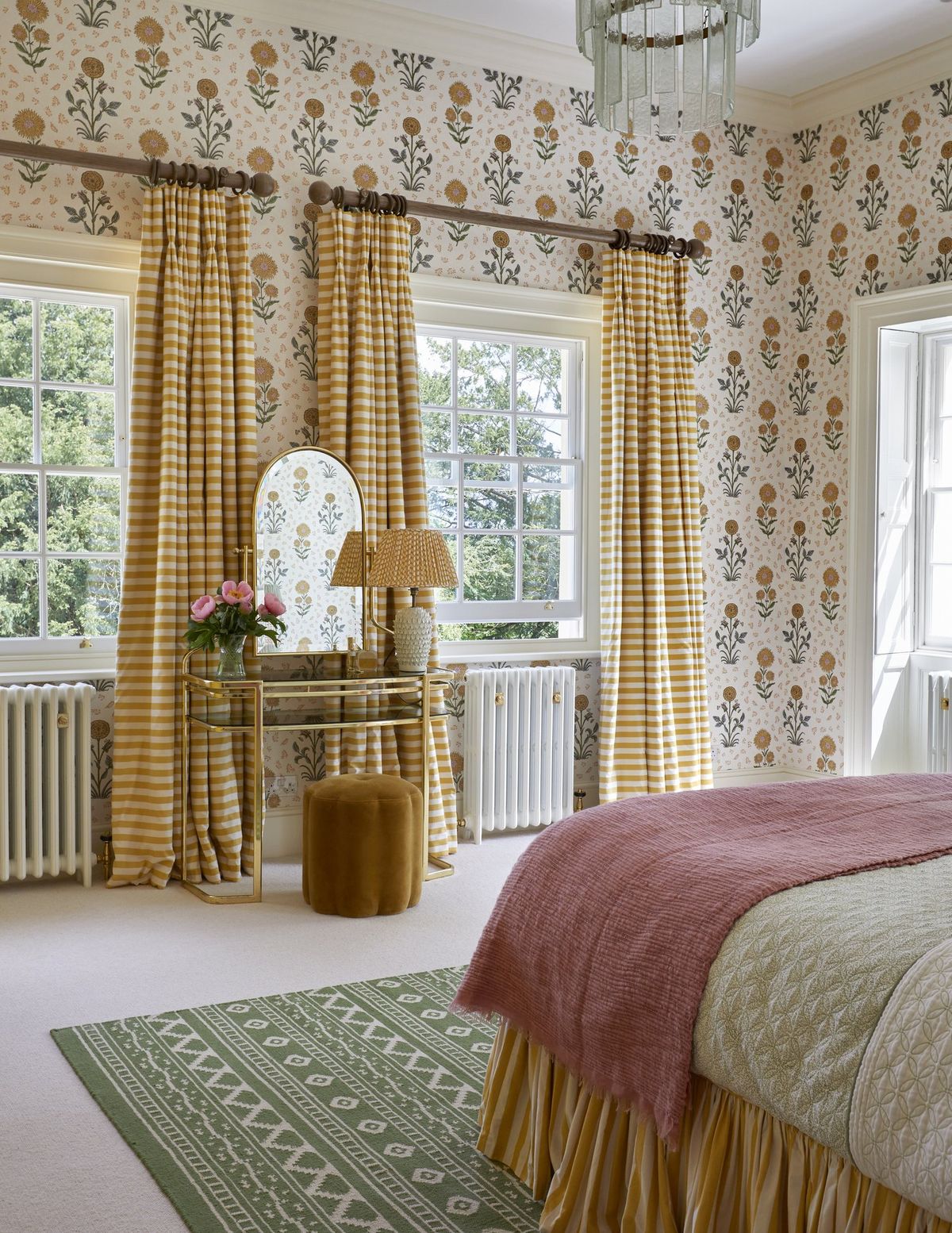 المقارنة بين ورق الجدران والطلاء ترتبط باحتياجات المساحة وطبيعتها