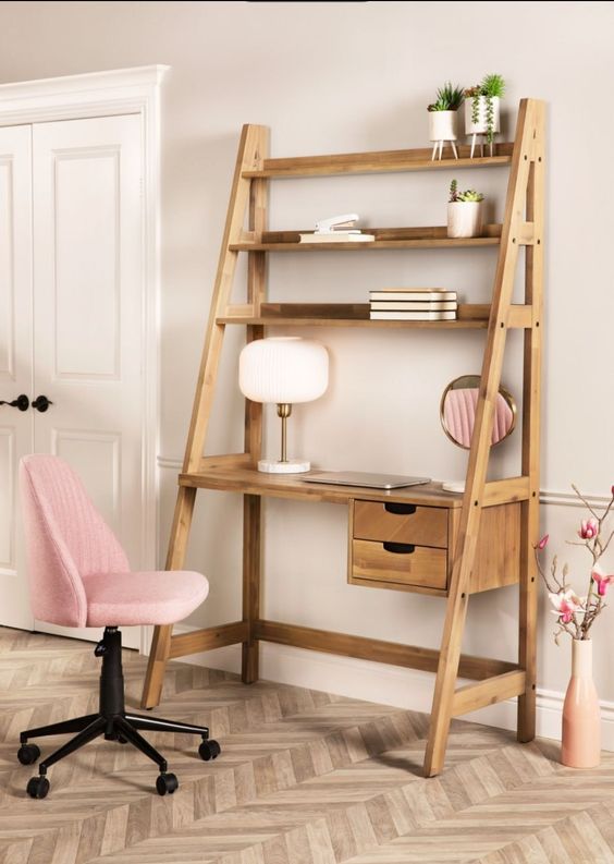 المكتب السلم هو قطعة ديكور خشبية أنيقة على شكل درج صغير مزود بمكتب