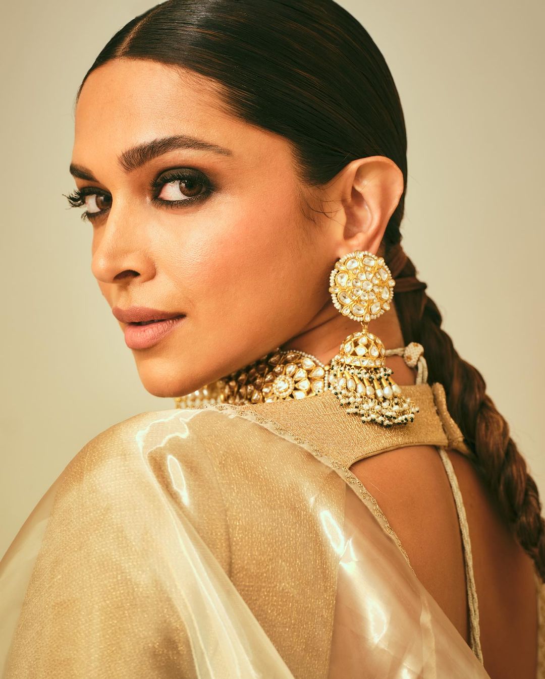 المكياج السموكي القوي على الجفون السفلى من وحي Deepika Padukone
