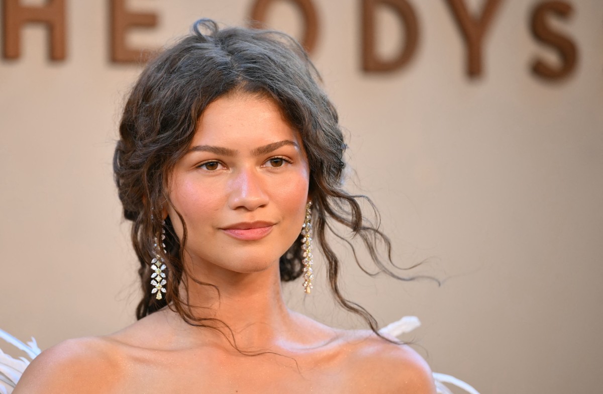 المكياج الـطبيعي بتدرجات فاتحة ومشرقة من وحي اطلالة Zendaya