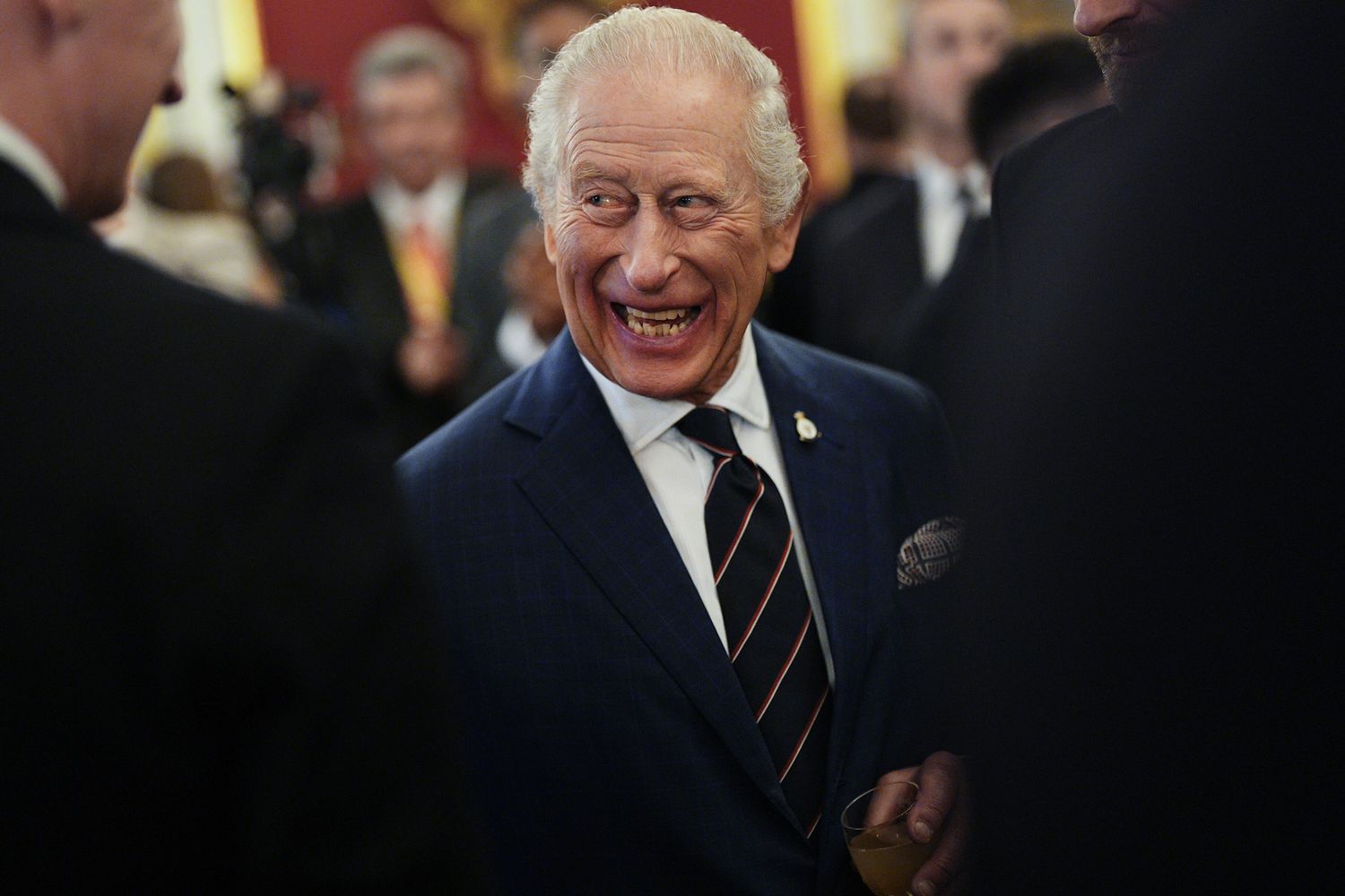 الملك تشارلز وإدارة الأزمة