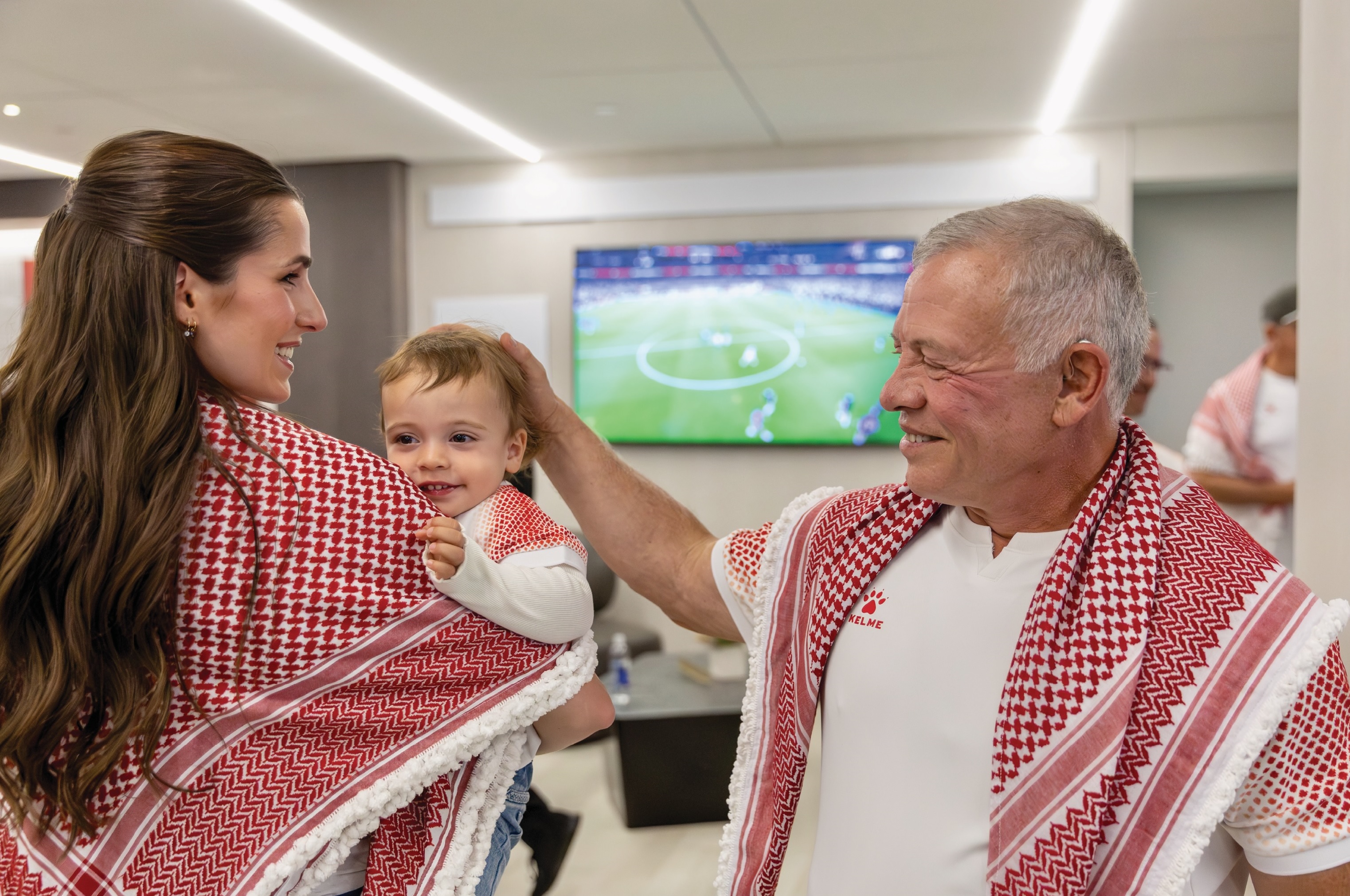 الملك مع الأميرة إيمان الصغيرة