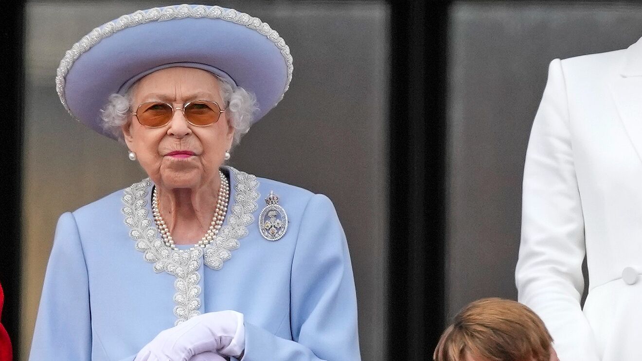 الملكة إليزابيث الثانية   تخطط لاعتزال الحياة الملكية