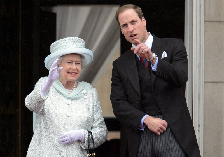 الملكة إليزابيث الثانية ببروش كولينان الثالث والرابع Cullinan III and IV