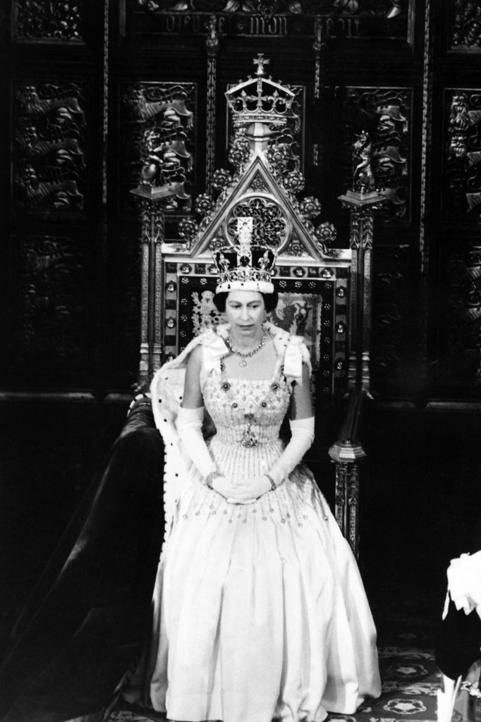 الملكة إليزابيث الثانية ترتدي التاج الإمبراطوري The Imperial State Crownبعد تعديله في حفل تتويجها على العرش