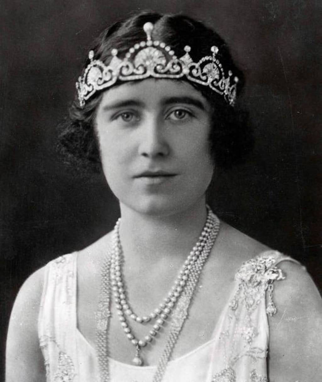 الملكة إليزابيث الملكة الأم Queen Elizabeth The Queen Mother وفحوص أُعلنت للناس