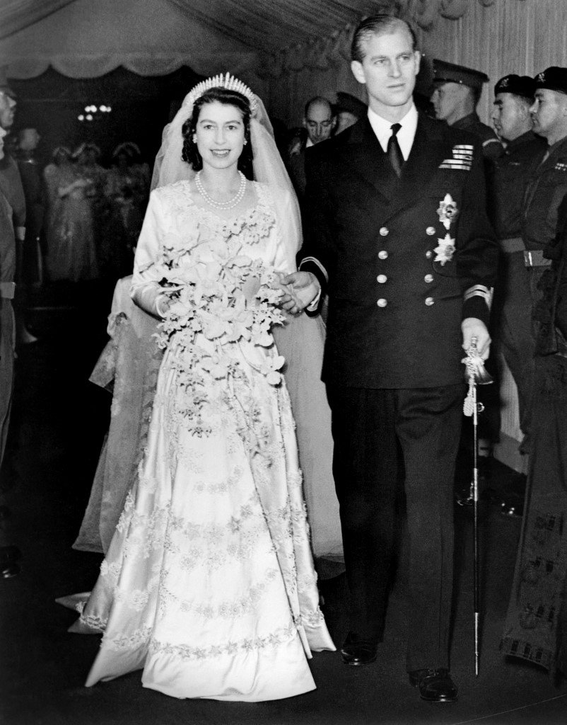 الملكة إليزابيث بتاج Queen Mary Fringe Tiara في حفل زفافها