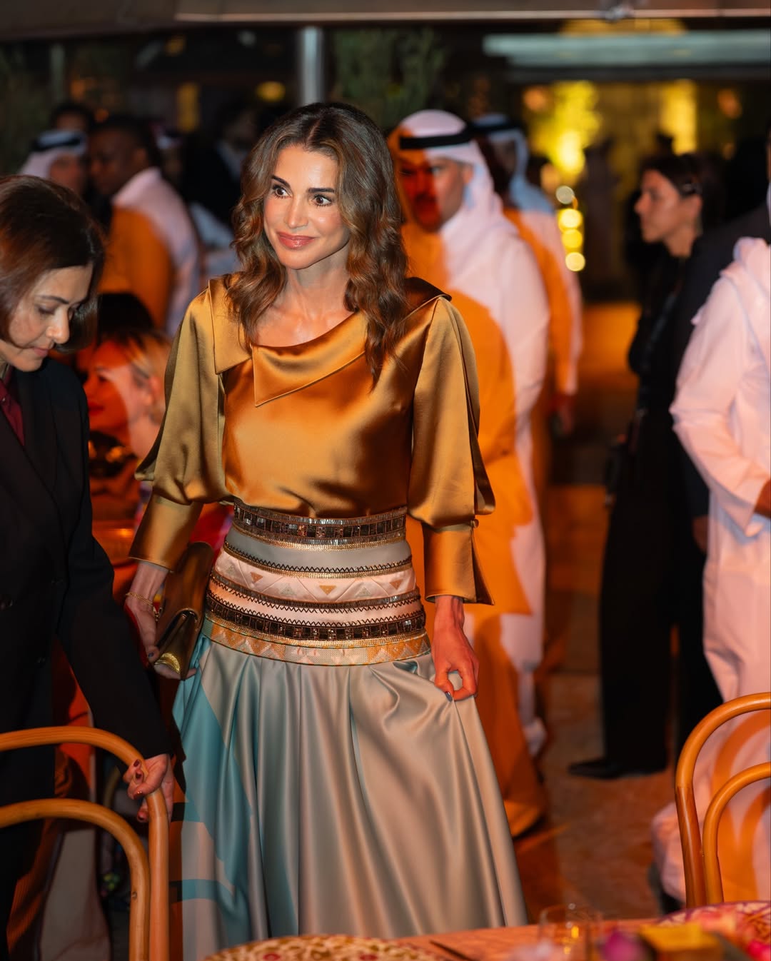 الملكة رانيا ارتدت تنورة ماكسي من الحرير