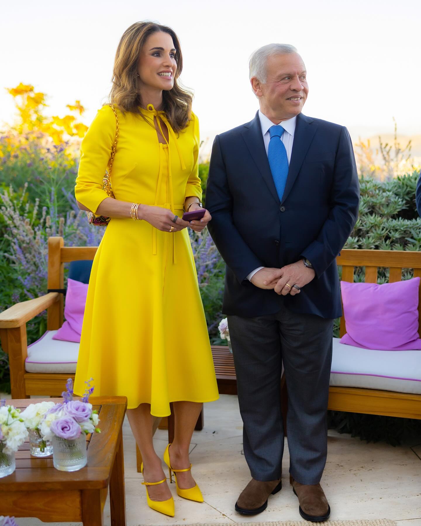 الملكة رانيا اعتمدت صيحة تكديس الأساور من الذهب الأصفر