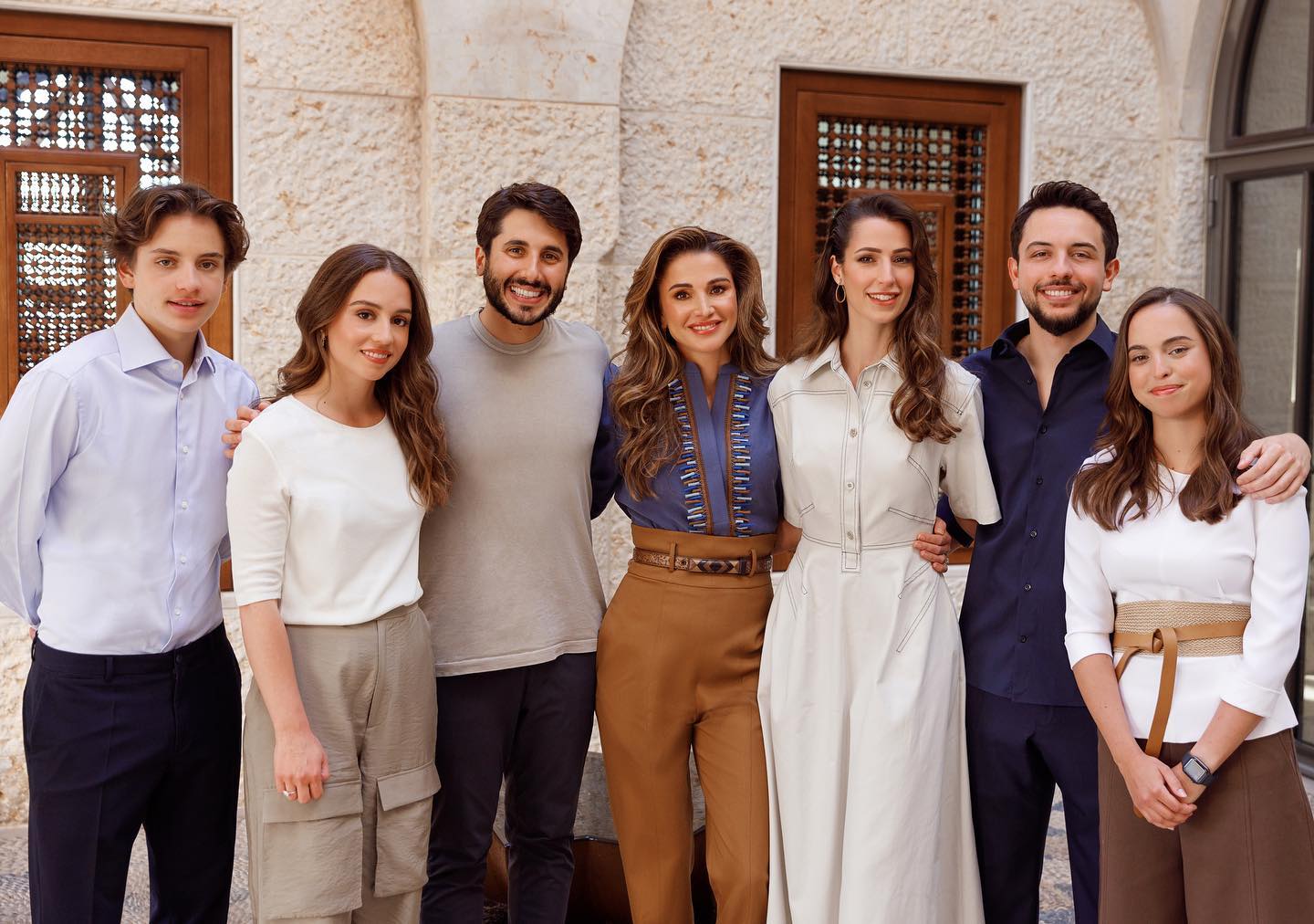 الملكة رانيا العبد الله مع أبناءها والأميرة رجوة زوجة الأميرة الحسين وزوج ابنتها الأميرة إيمان