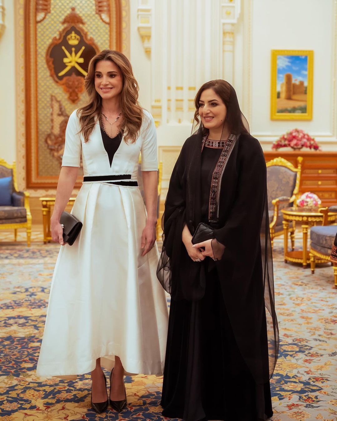 الملكة رانيا بالفستان الأبيض الطويل