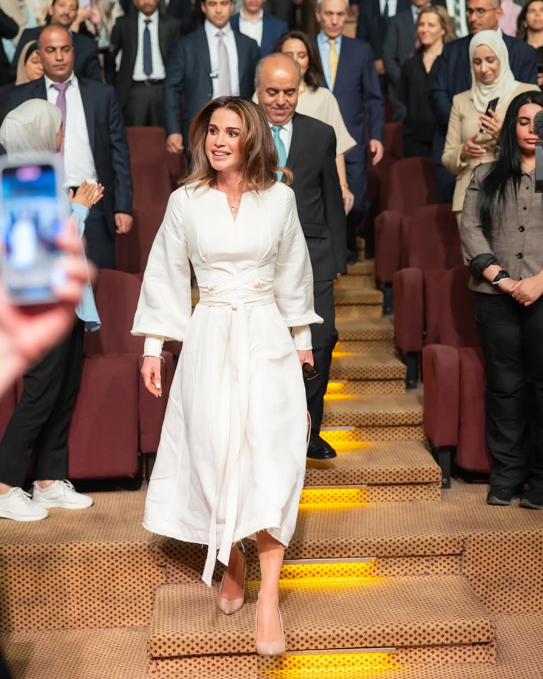 الملكة رانيا بالفستان الميدي بالتصميم الواسع