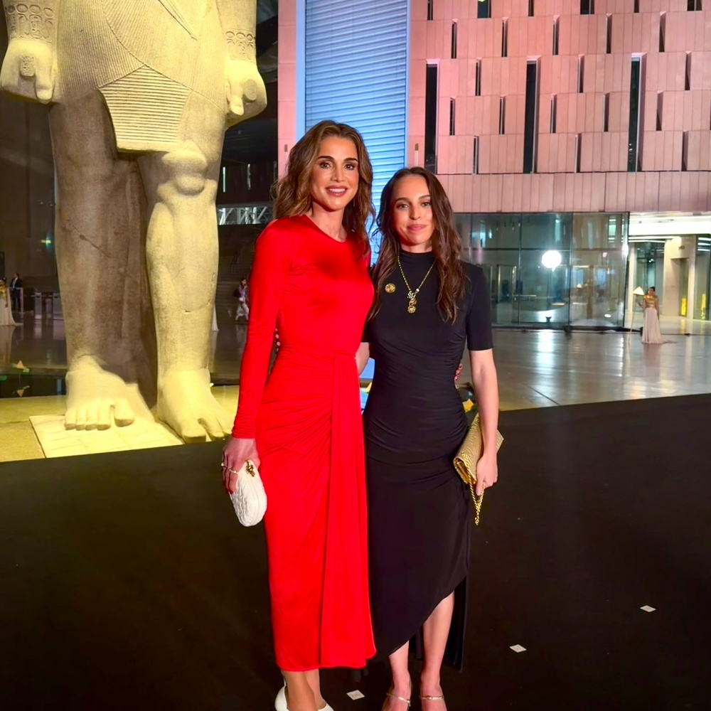 الملكة رانيا بتصاميم مجوهرات أنيقة تجمع بين البساطة والفخامة