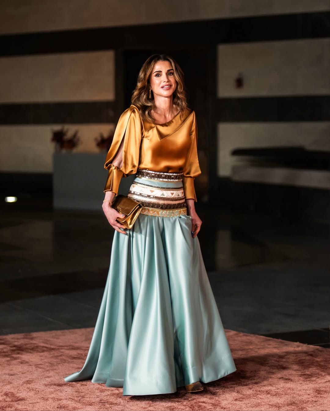 الملكة رانيا بتنورة ماكسي من الحرير باللون الأزرق الفيروزي