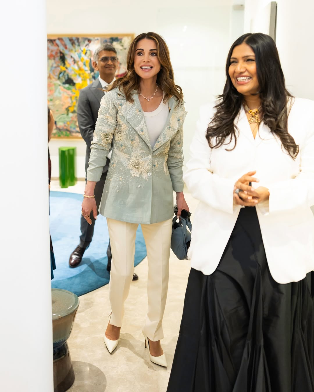 الملكة رانيا بستايل بنطال الكاحل الكلاسيكي مع بليزر باللون الأخضر الباستيل