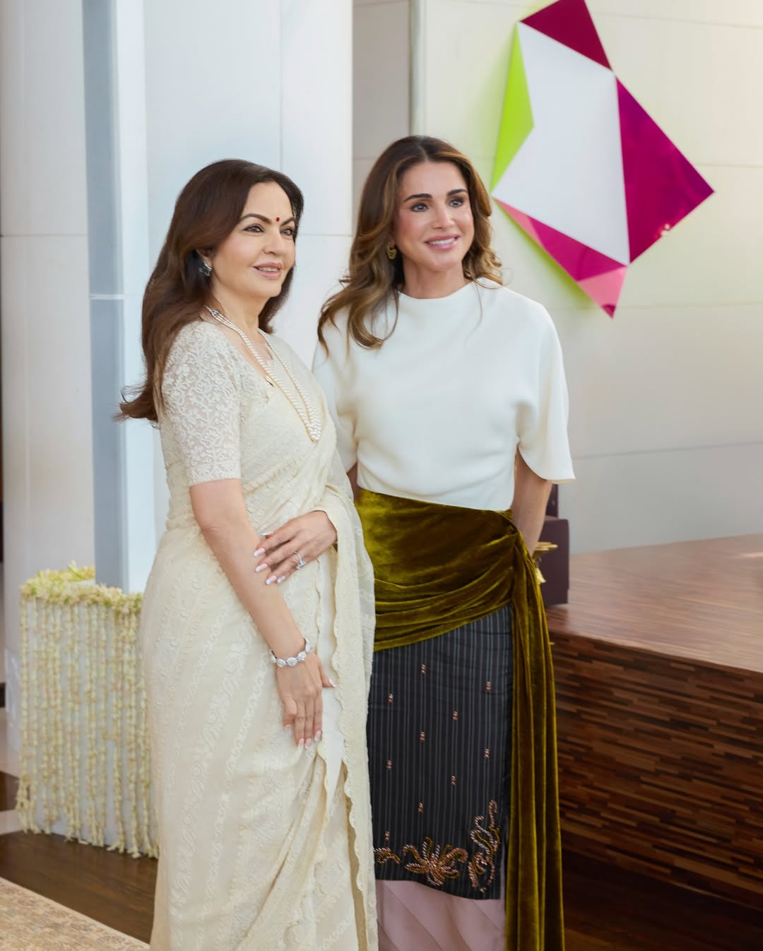 الملكة رانيا بستايل تنورة بنسل مزينة بوشاح من المخمل الأخضر 