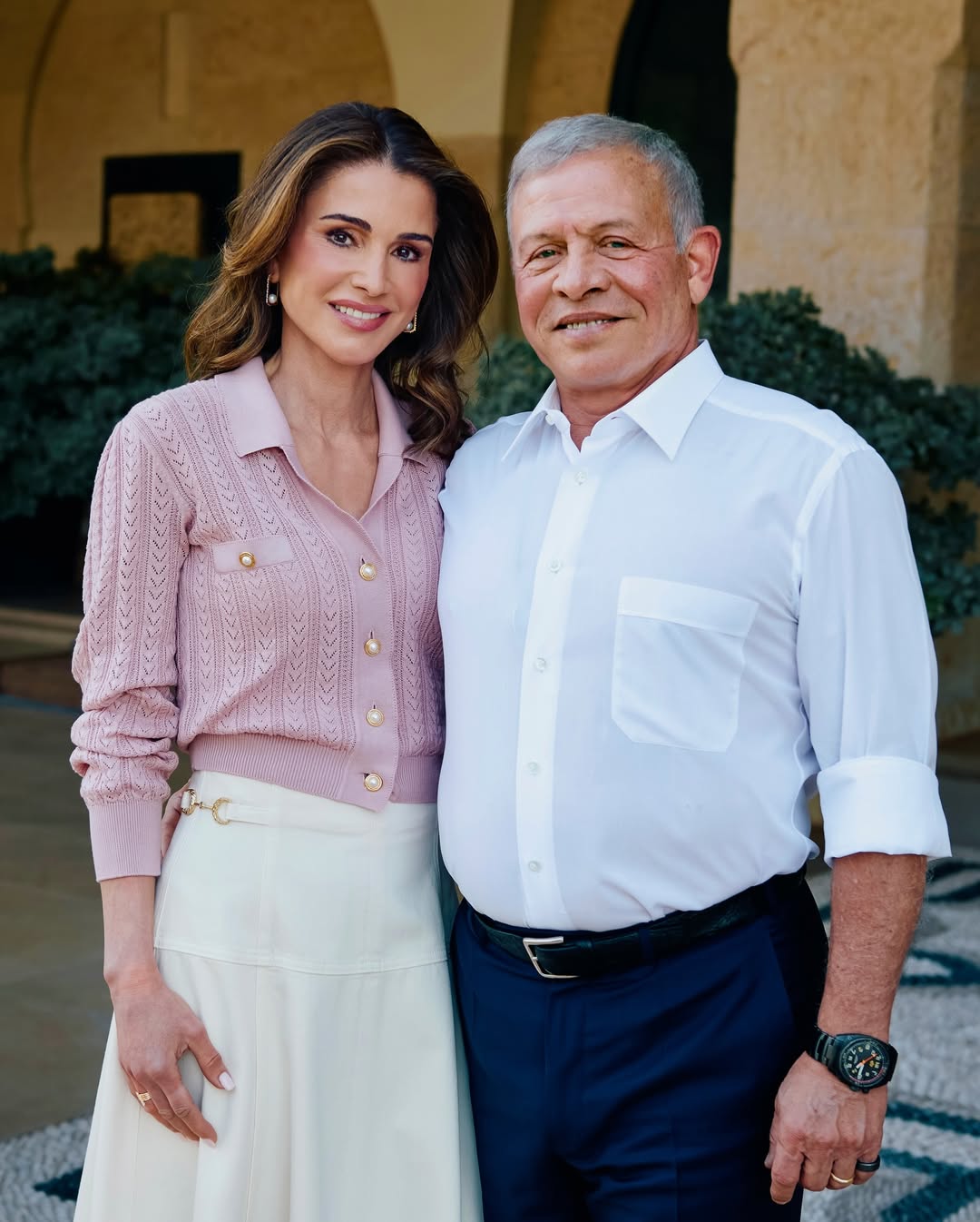 الملكة رانيا بستايل تنورة واسعة مع خصر عريض باللون الكريمي