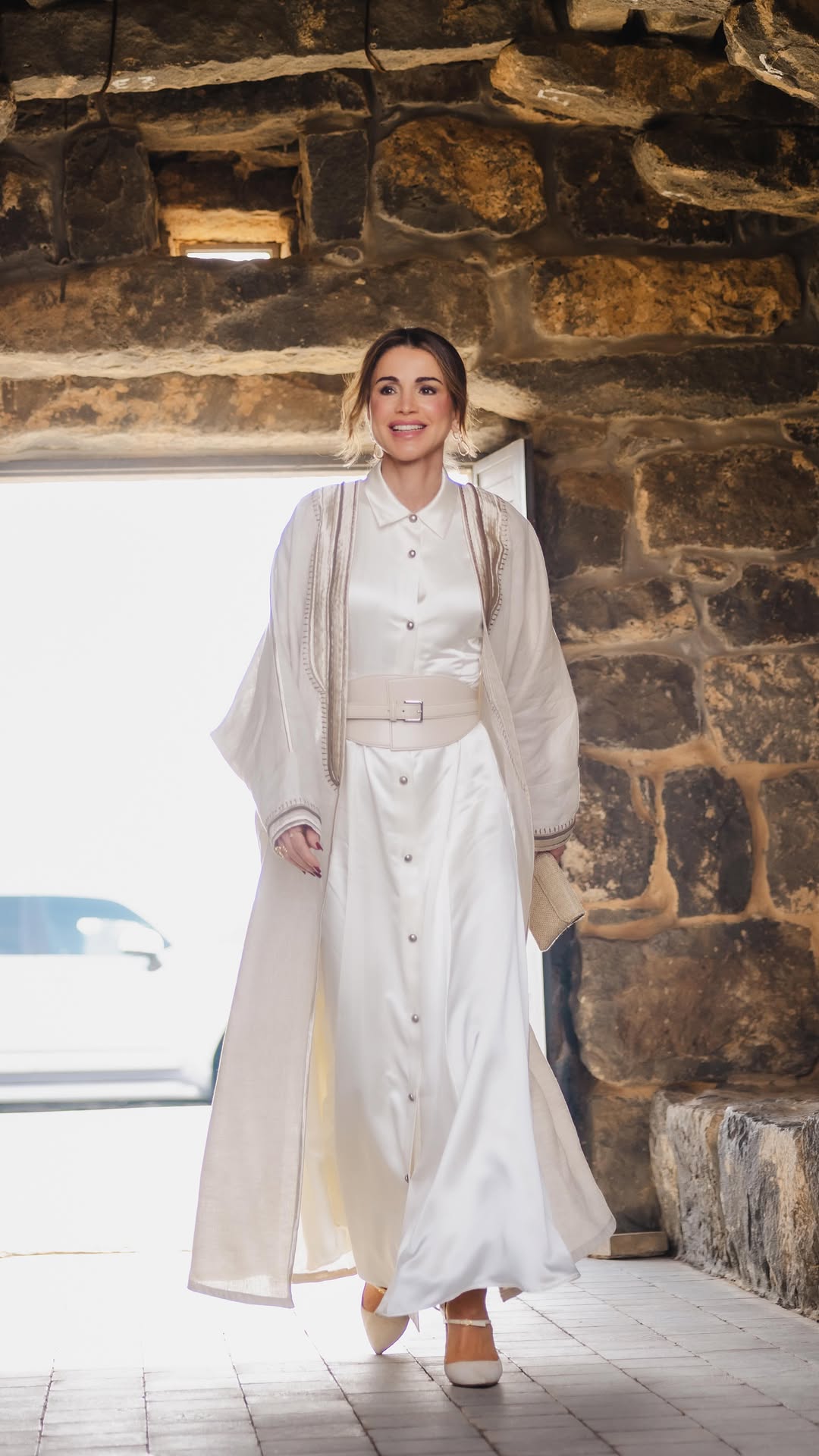 الملكة رانيا بصيحة الحرير بفستان طويل من الحرير الأبيض