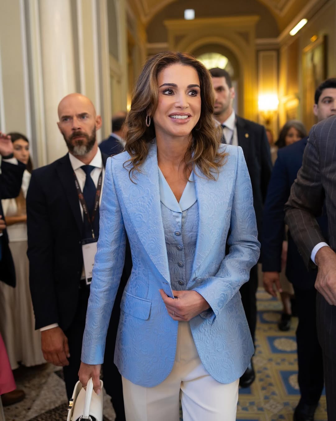 الملكة رانيا بالبدلة الكلاسيكية الزرقاء