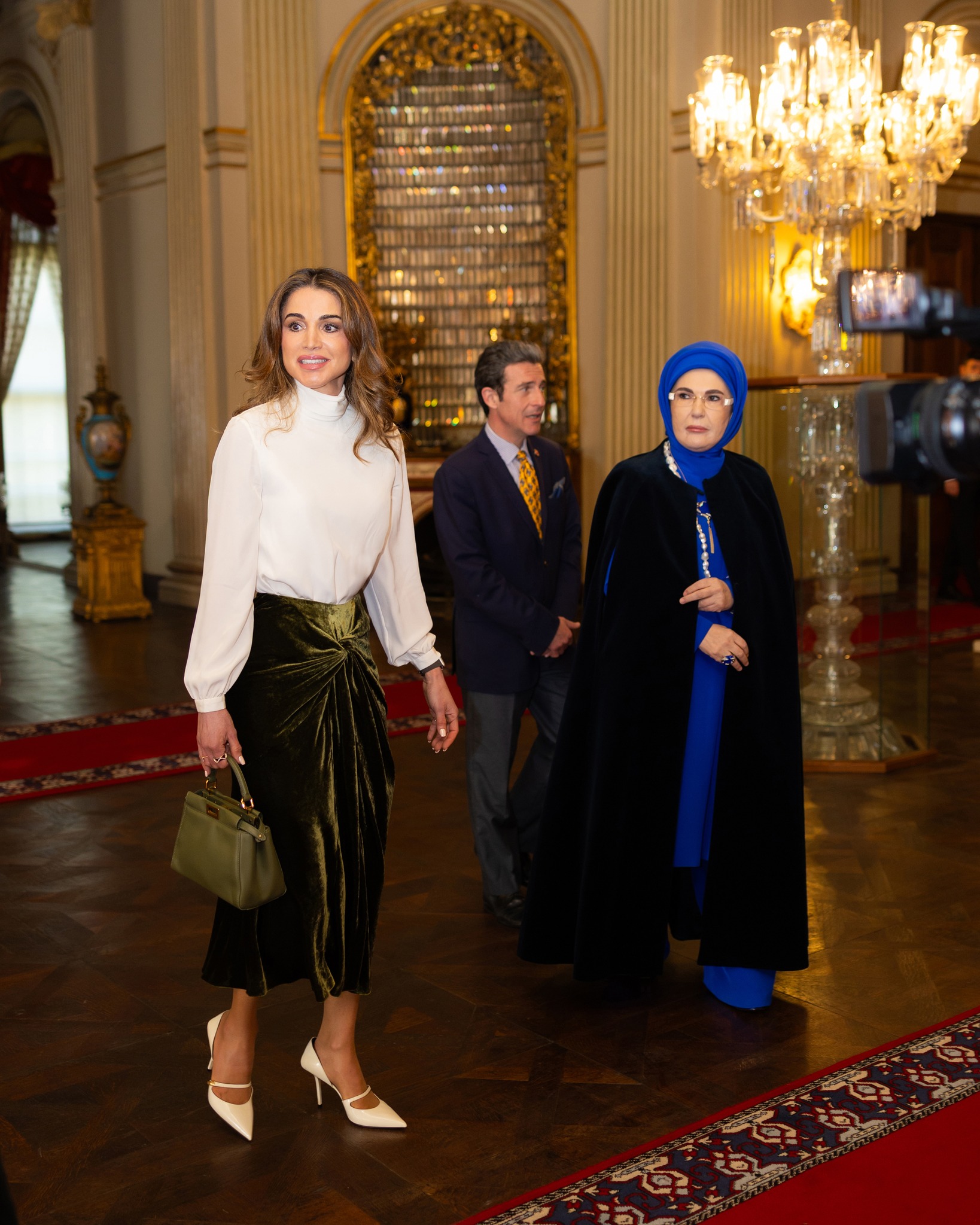  الملكة رانيا تنورة ميدي من المخمل باللون الأخضر الداكن