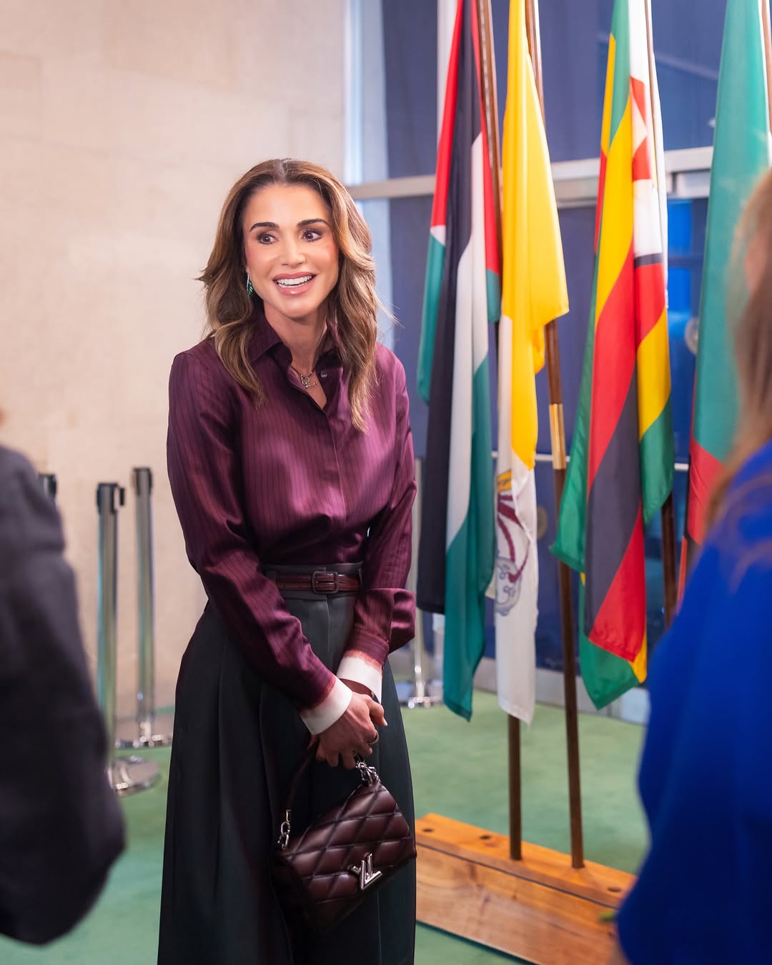 الملكة رانيا مرتدية البنطال الكلاسيكي الفضفاض باللون الرمادي الداكن