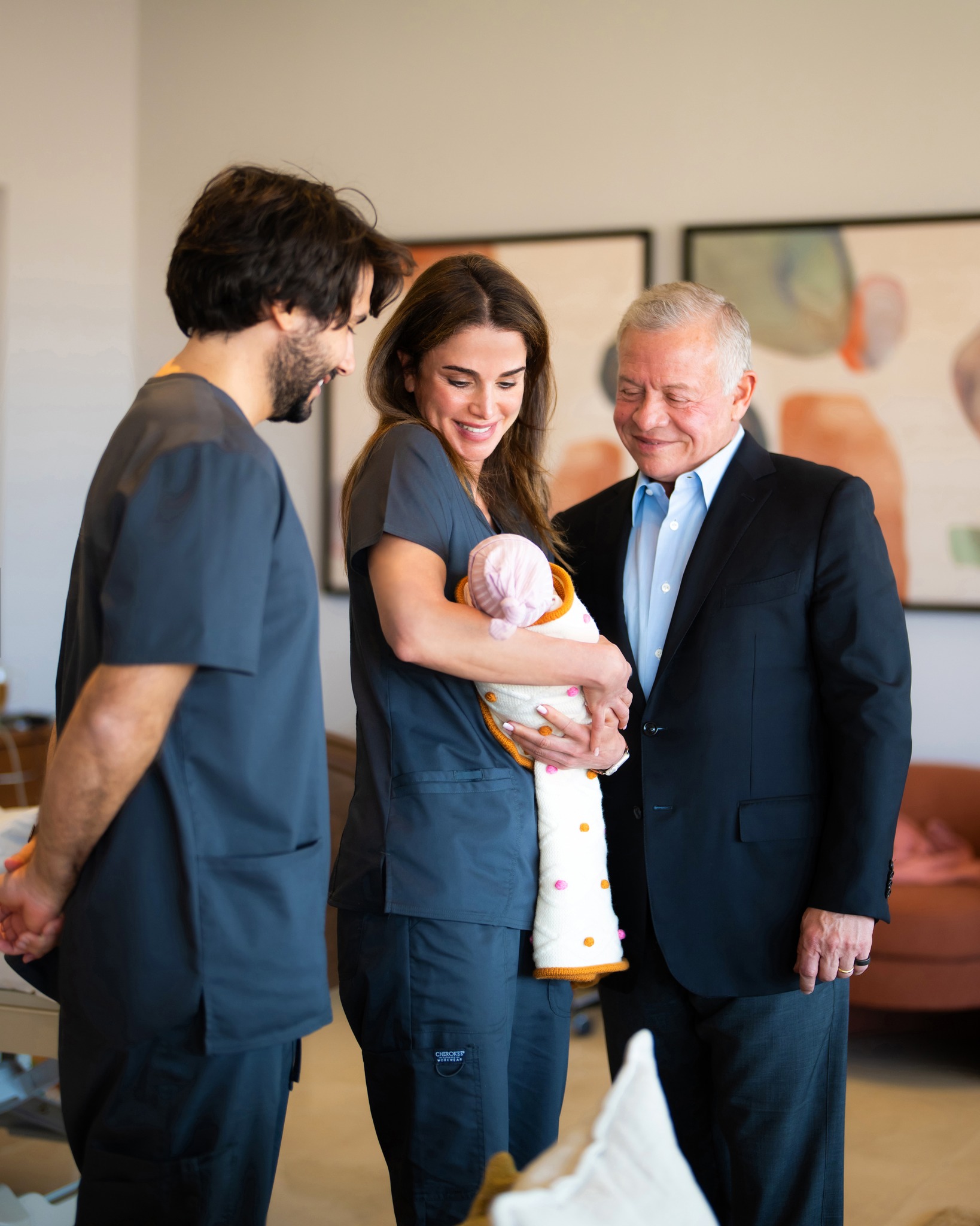 الملكة رانيا مع حفيدتها الثانية أمينة