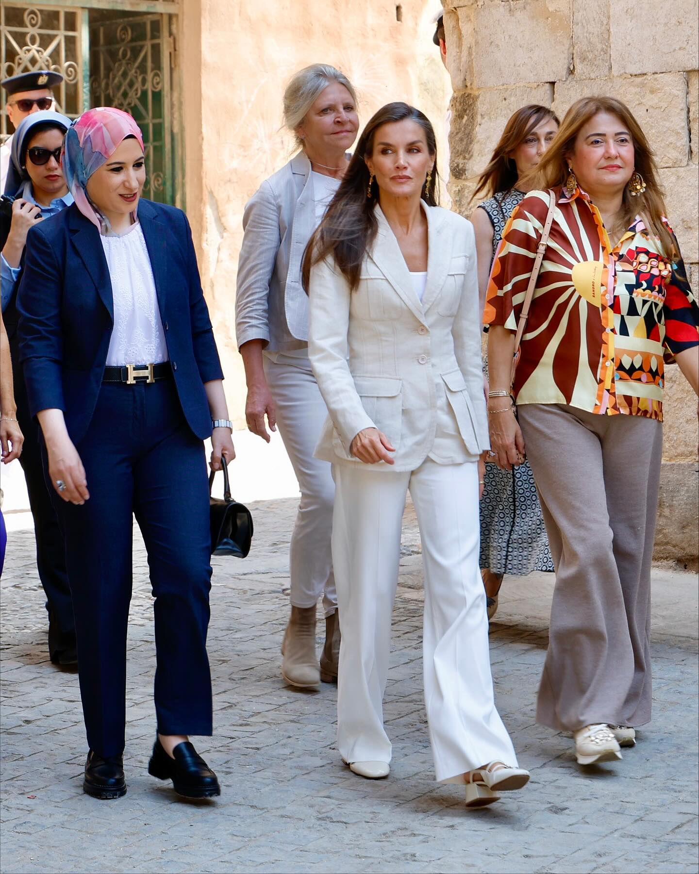 الملكة ليتيزيا بجاكيت من توقيع المصممة المصرية دينا شاكر