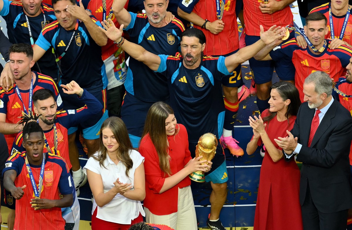 الملكة ليتيزيا تشارك زوجها ملك إسبانيا فرحته بفوز المنتخب الإسباني