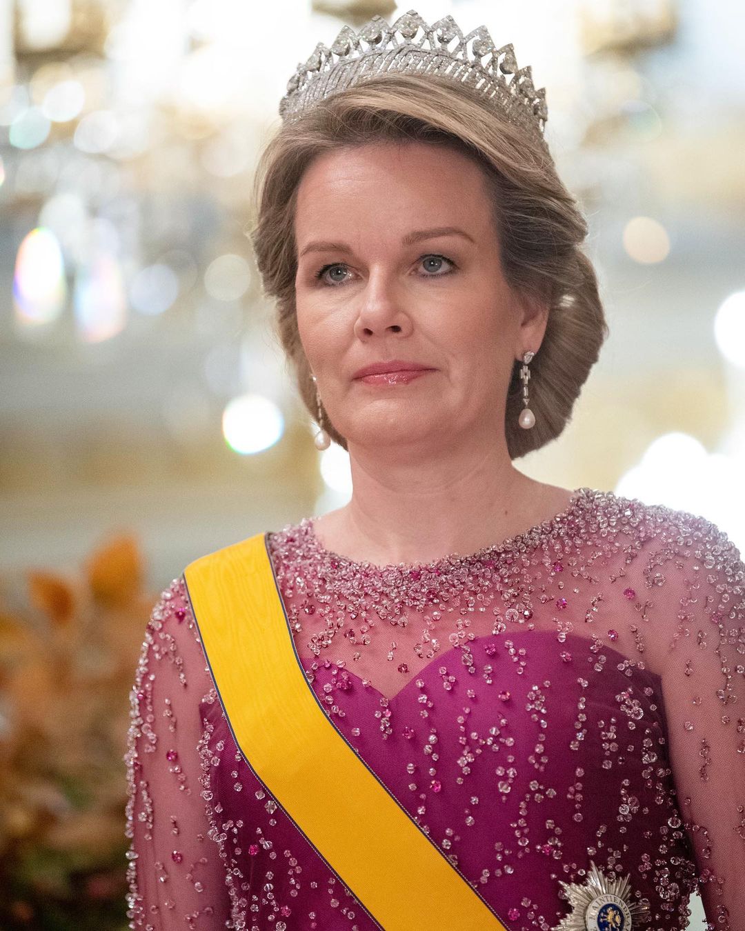 الملكة ماتيلد ترتدي تاج Nine Provinces Tiara التاريخي