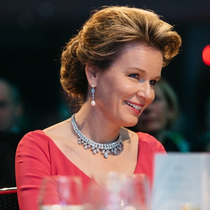 الملكة ماتيلد ترتدي قلادة Wolfers necklace tiara من قطع المجوهرات الماسية الرائعة