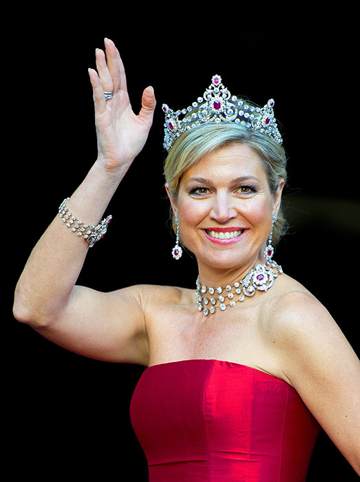 الملكة ماكسيما بتاج THE MELLERIO RUBY PARURE TIARA