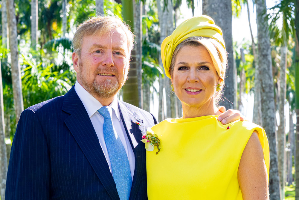 الملكة ماكسيما تتألق بالأصفر الجريء في سورينام