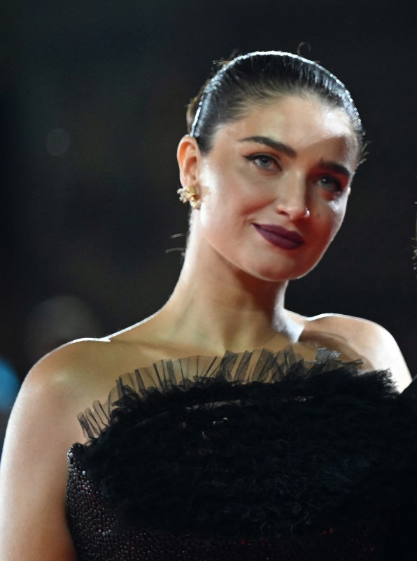 الممثلة الأيرلندية Eve Hewson بمجوهرات لافتة من تيفاني أند كو Tiffany & Co