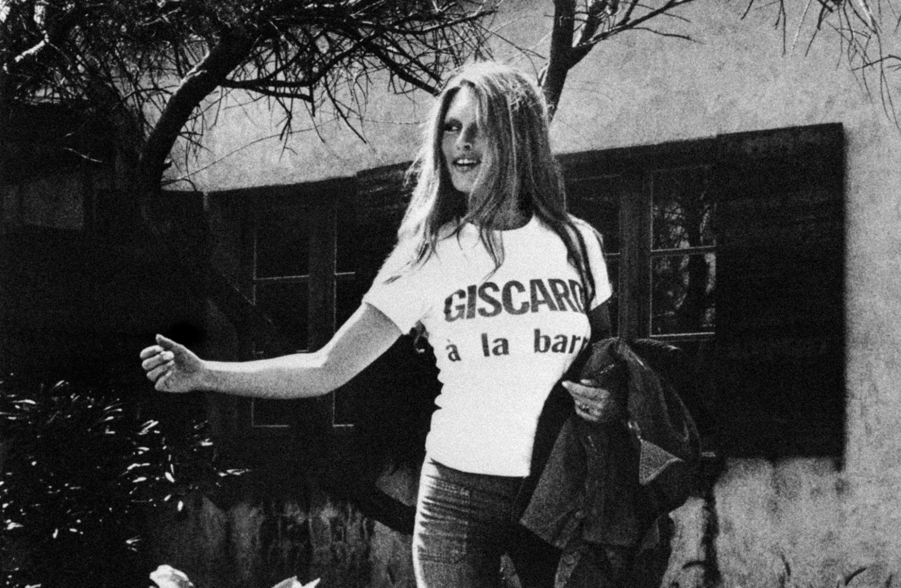 الممثلة الفرنسية وأيقونة الموضة بريجيت باردو في تيشرت بيضاء عام 1974