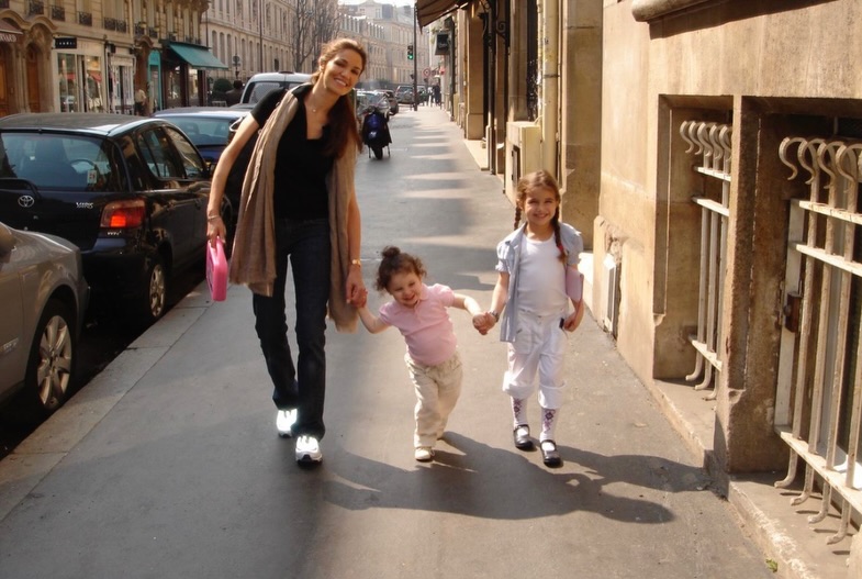 الممثلة الفرنسية وبناتها