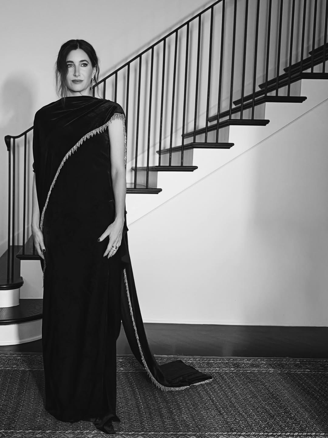 الممثلة كاثرين هان بفستان سهرة بصيحة المخمل الأسود الفاخر