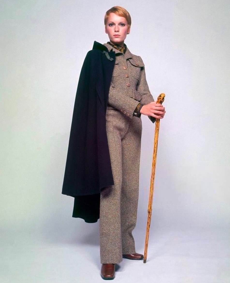 الممثلة Mia Farrow ببدلة نسائية من Saint Laurent بالستينات