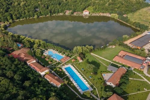 المنتجع بين احضان الطبيعةLopota Lake Resort & Spa