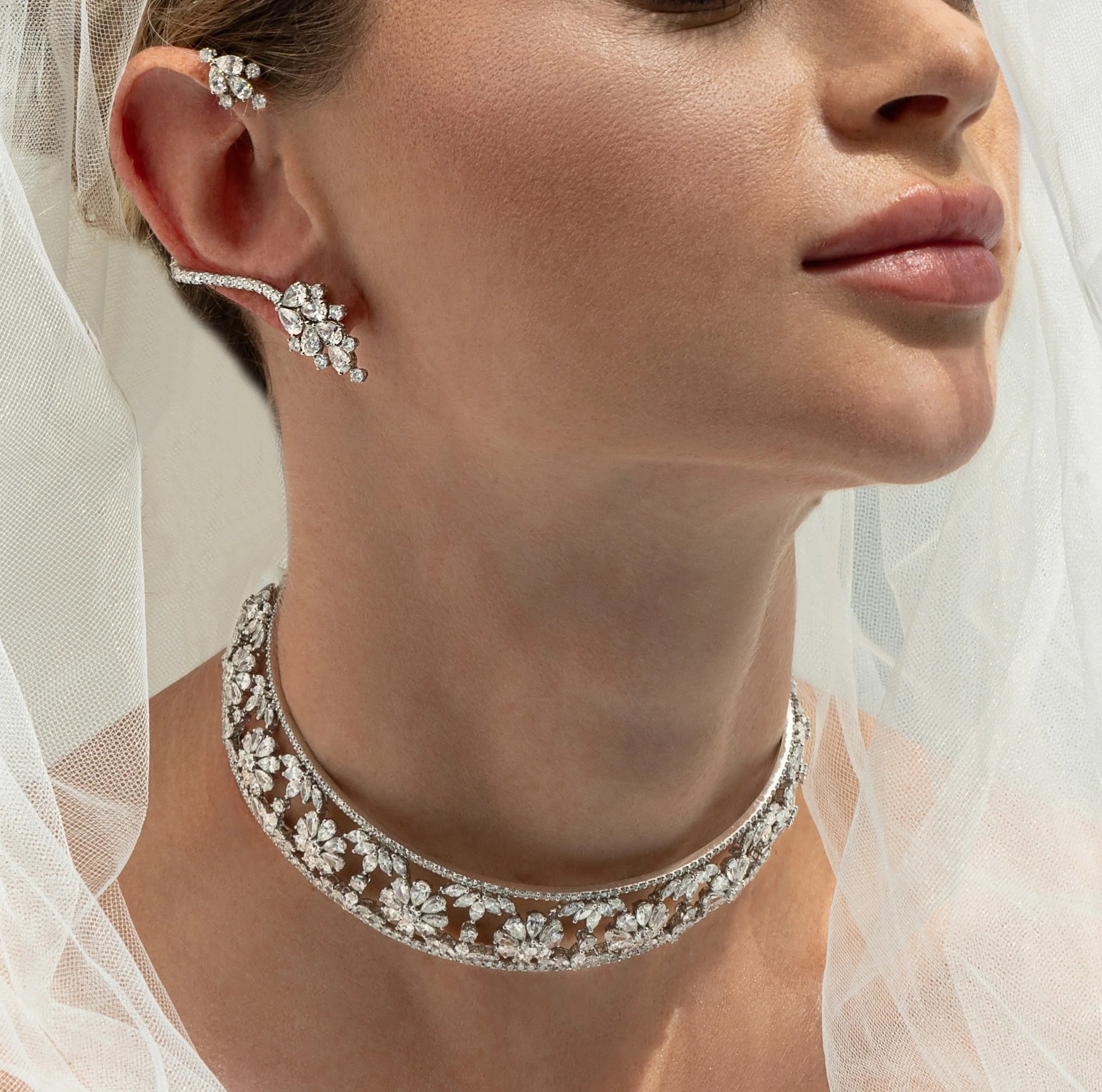 الموازنة بين الفخامة والرقة من أهم الخطوات وهو ما نراه في مجوهرات العروس من YESSAYAN