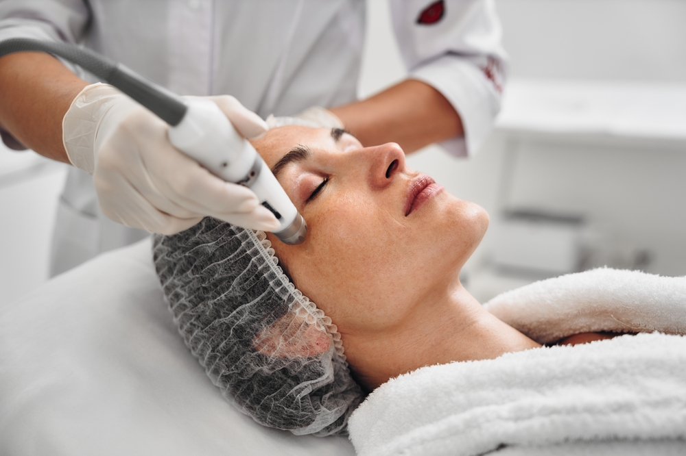 الميزوثيرابي هو إجراء تجميلي يقوم على حقن الفيتامينات، والمعادن، والأحماض الأمينية، وحمض الهيالورونيك، والإنزيمات مباشرة في الجلد