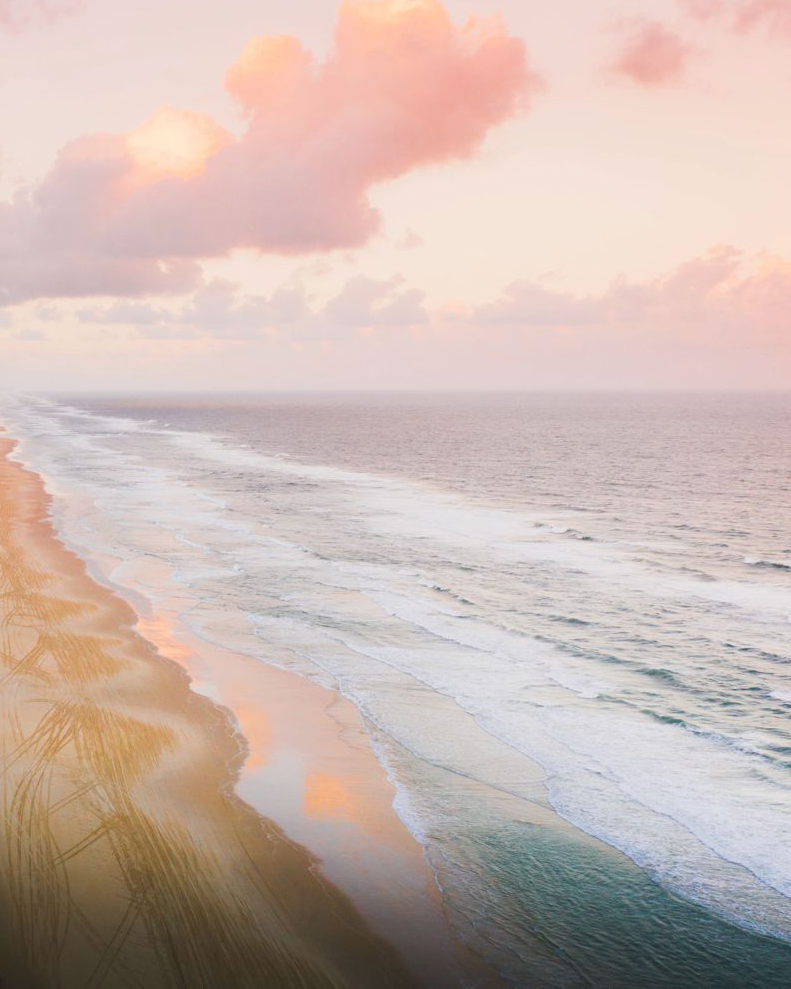 النبرة الوردية في Alta Rosa ليست زخرفية ولا رمزية. بل حقلٌ لونيّ معدني