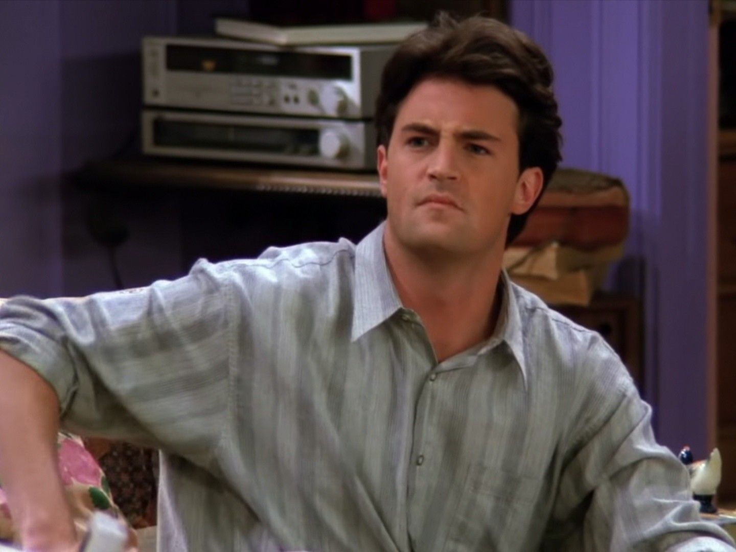 النجم ماثيو بيري في أحد مشاهد مسلسل friends