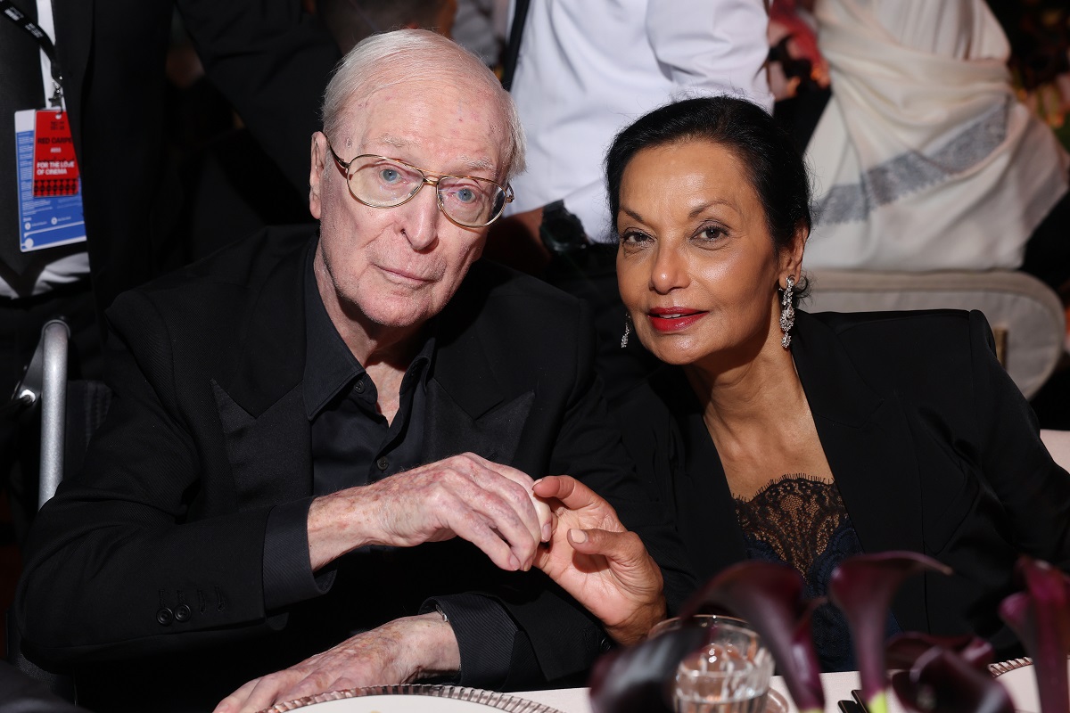 النجم مايكل كين الذي كرم في حفل الافتتاح