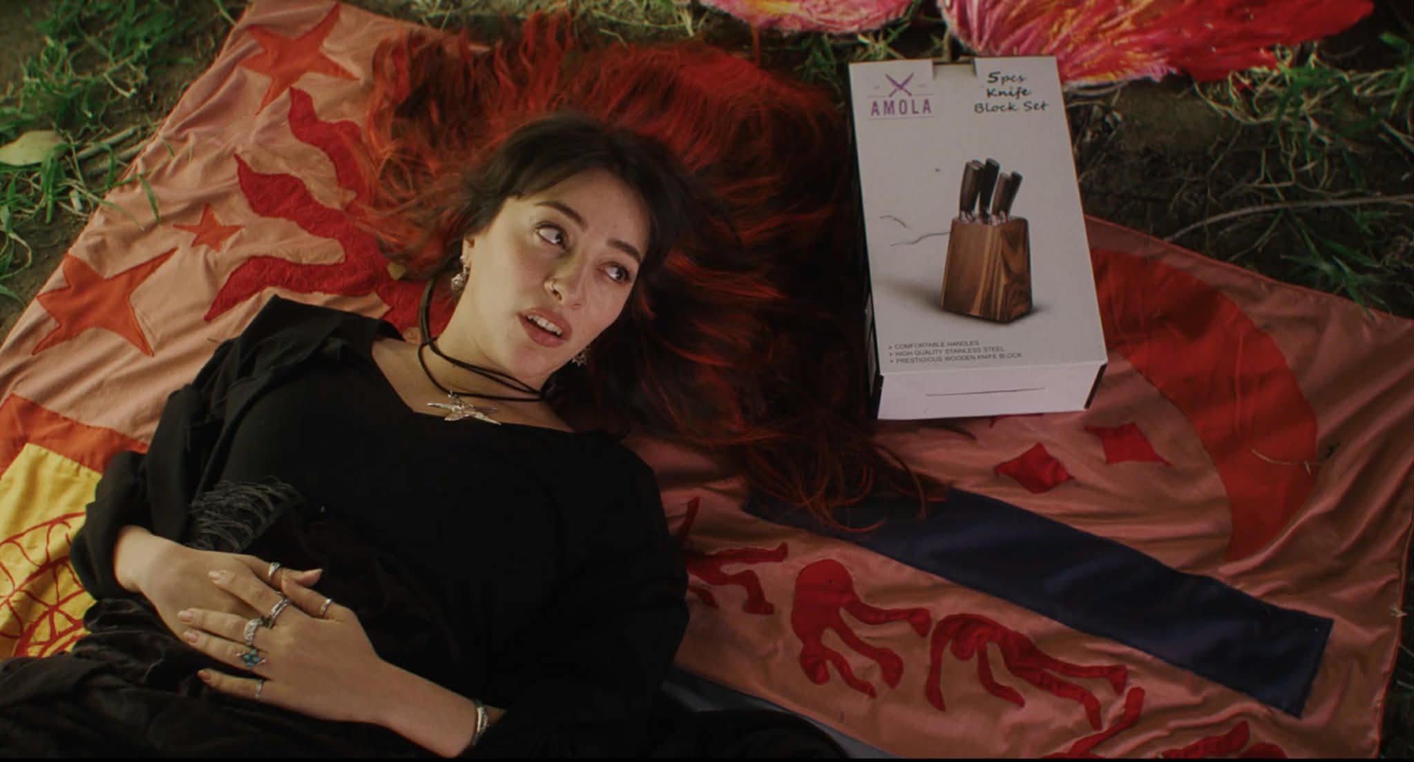 النجمات يحتفين بنجاح سارة طيبة السينمائي